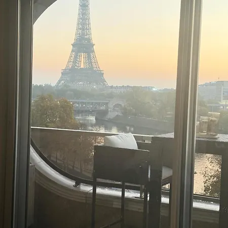 Les Amoureux De Parijs