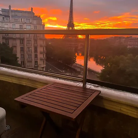 Guest house Les Amoureux De La Tour Eiffel *