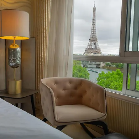 Les Amoureux De La Tour Eiffel * Paris