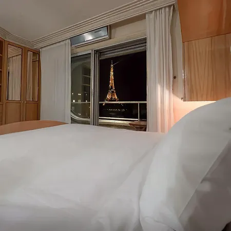 Les Amoureux De La Tour Eiffel Paris