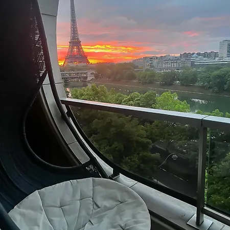 Les Amoureux De La Tour Eiffel * Paris